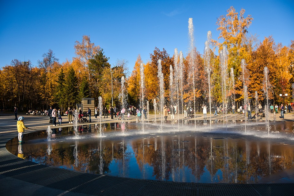 На фоне фонтана и рыжих деревьев лучше фотографироваться во второй половине дня. Фото: Алена МАРТЫНОВА