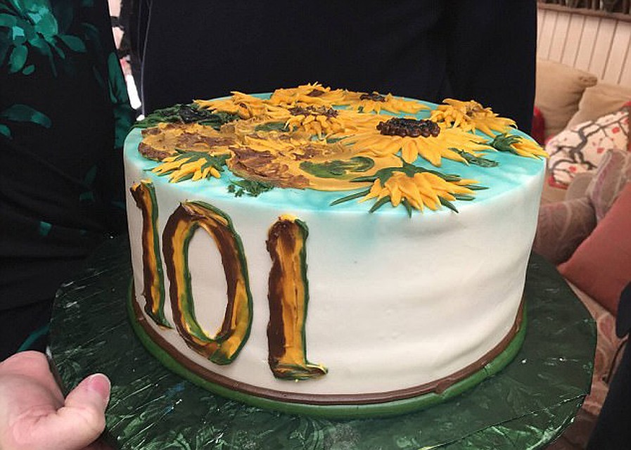 Кирку подарили торт с подсолнухами: за роль Ван Гога он когда-то получил "Золотой глобус". Фото: Инстаграм. 