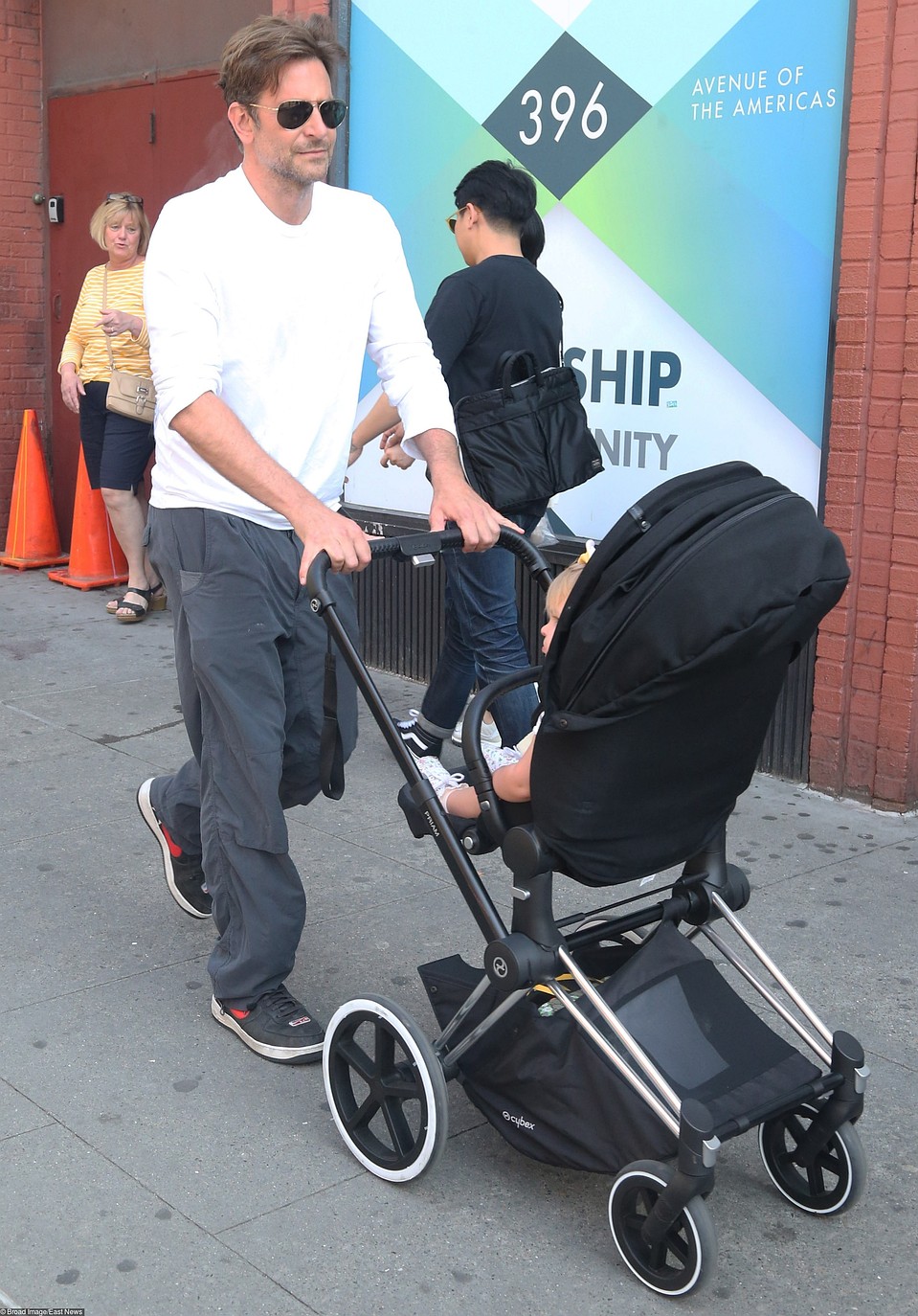 Папарацци сфотографировали актера, шагающего с открытой детской коляской по нью-йоркским улицам. Фото: EAST NEWS