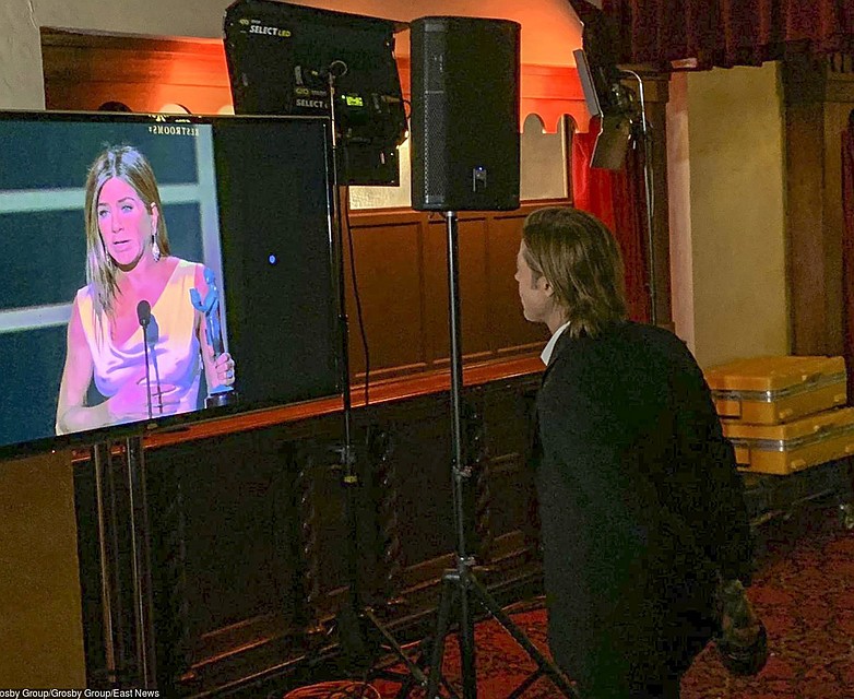 Брэд Питт наблюдает за выступлением бывшей супруги за кулисами церемонии. Фото: EAST NEWS