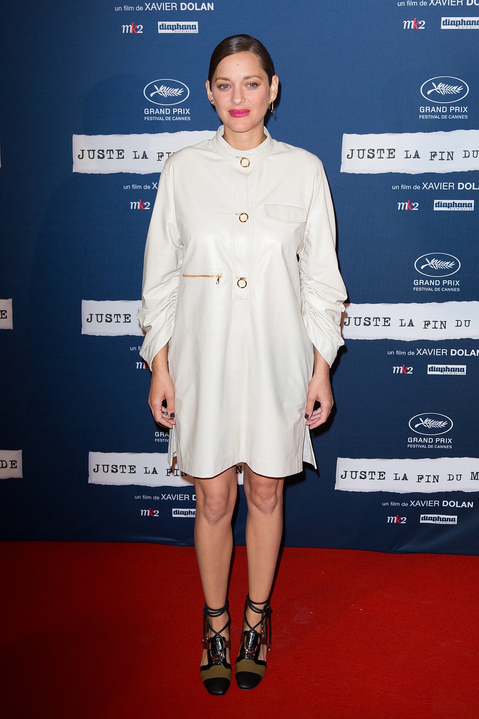 На премьеру своего нового фильма "Это не конец мира" в Париже 16 сентября Марион пришла в свободном платье, не скрывавшем ее выросшего животика. Фото: GLOBAL LOOK PRESS