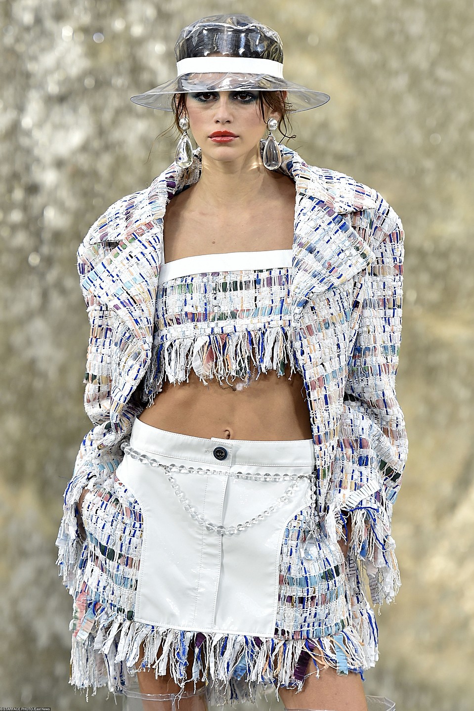 На нездоровый вид Кайи многие обратили внимание во время показа Chanel на Парижской неделе моды. Даже плотный слой грима не смог скрыть синяки под глазами 16-летней манекенщицы. Фото: EAST NEWS