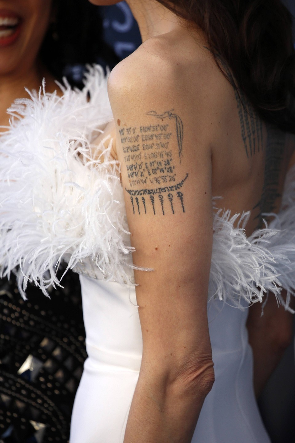 В соцсетях Джоли даже сравнили с «умирающим лебедем» - из-за ее платья с перьями. Фото: GLOBAL LOOK PRESS