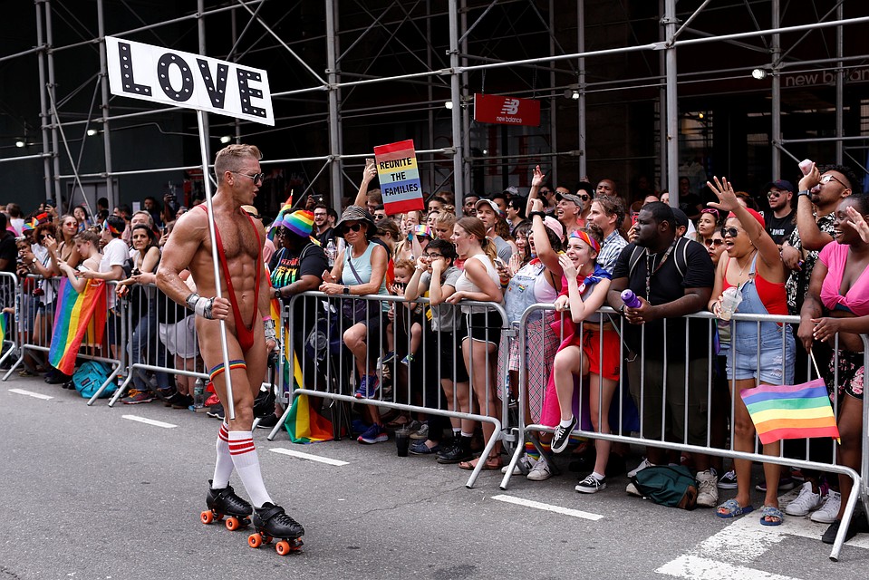 Представители ЛГБТ-сообщества прошли по центральным улицам города. Фото: REUTERS