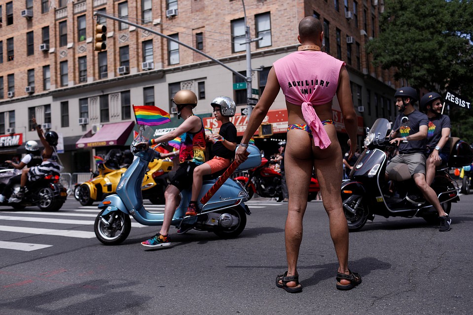 В Нью-Йорке в выходные было жарко, так что лимонад Сури пошел на ура. Фото: REUTERS
