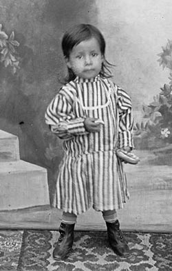 Мальчик в платье. Мексика. Начало ХХ века. Автор: Санчес Круз. Источник: wikipedia.org 
