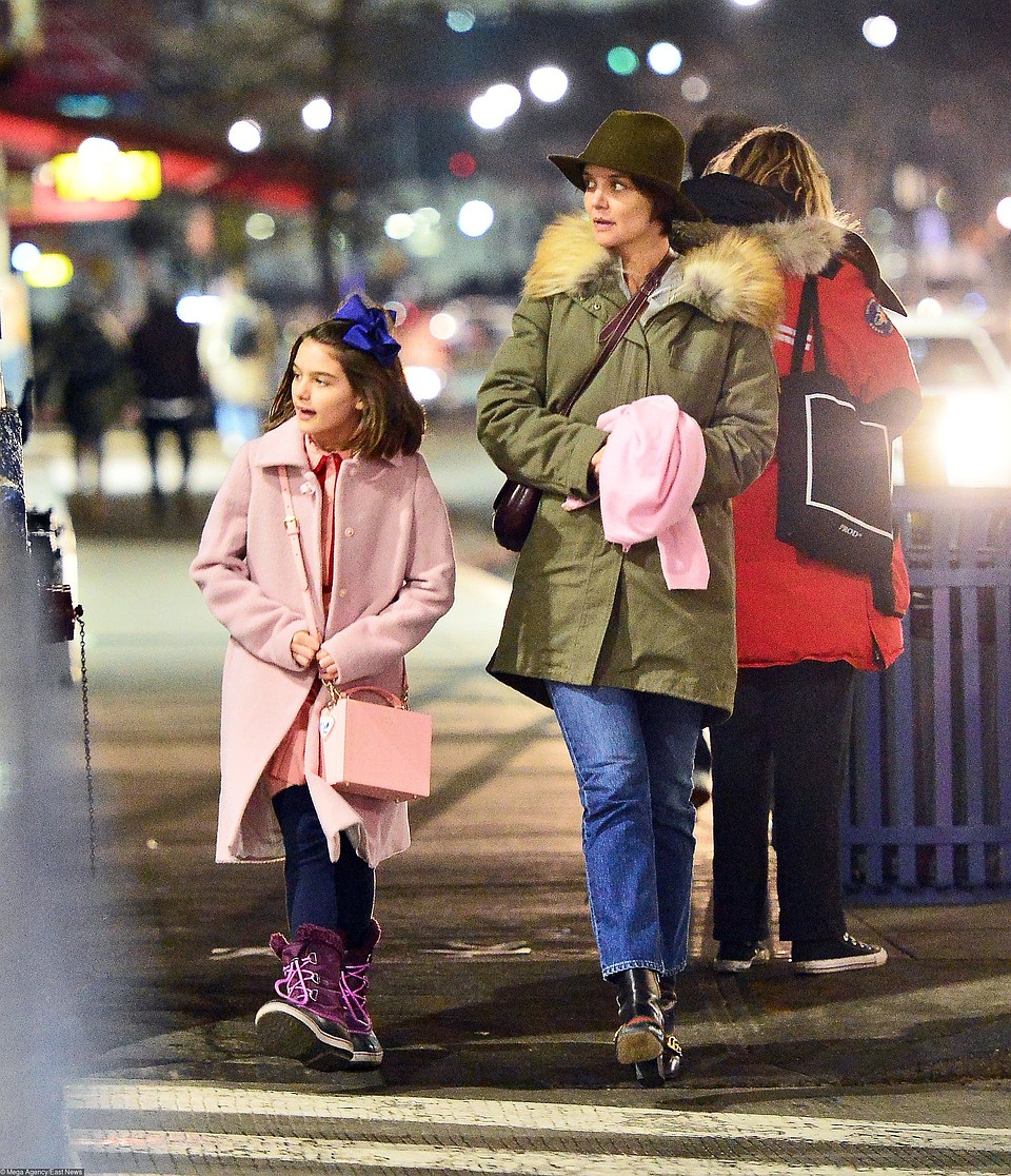 Папарацци часто снимают Сури вместе с Кэти Холмс, когда мама с дочкой гуляют по Манхэттену. Фото: EAST NEWS