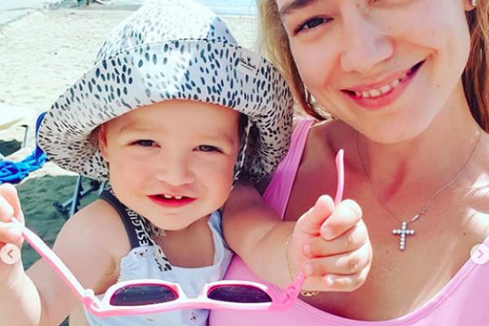 Сообщив в Инстаграме о разводе, Оксана собрала детей и улетела отдыхать в Грецию. На фото - с дочкой Эммой. Фото: Инстаграм. 