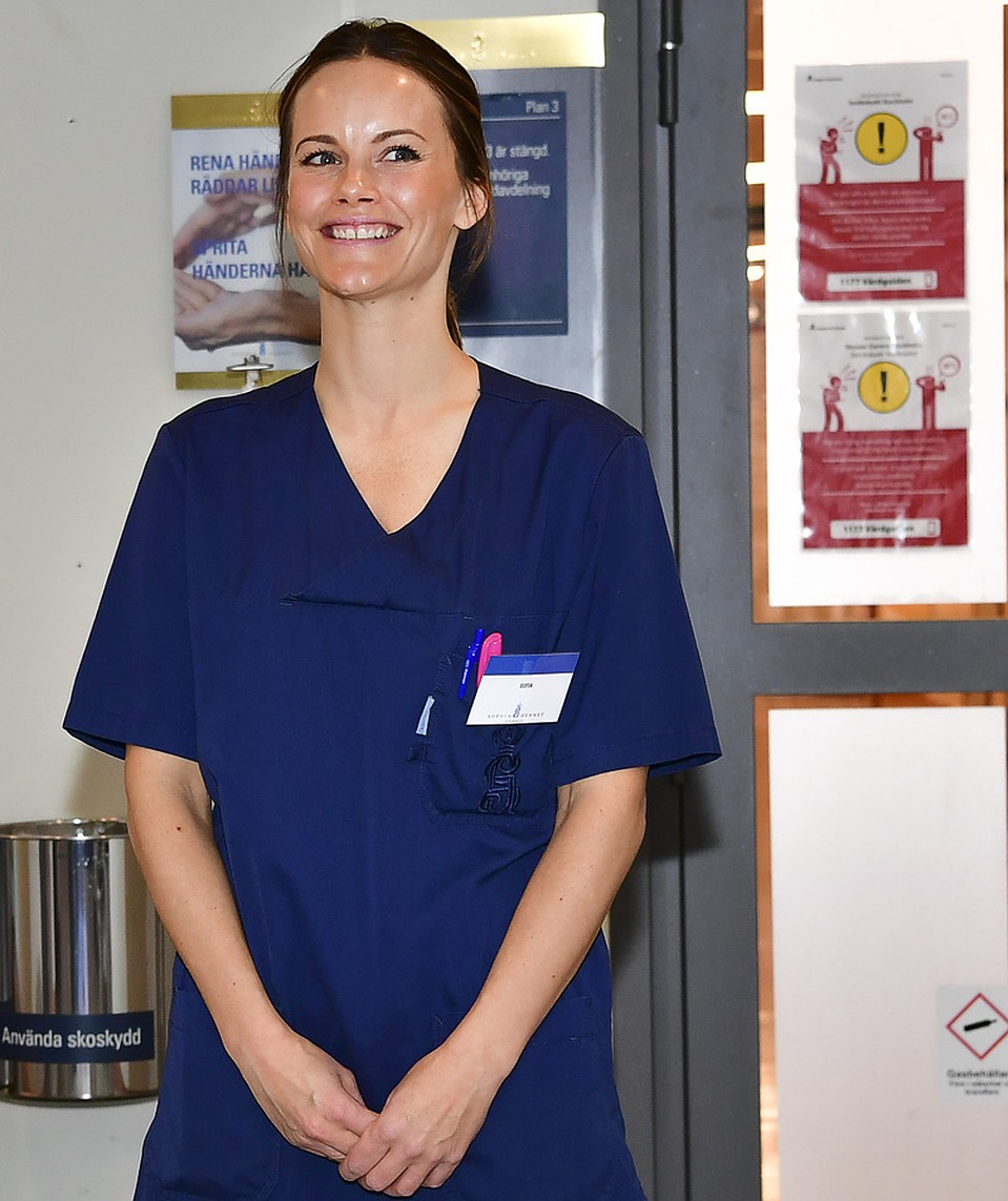 Когда до Швеции докатилась волна эпидемии COVID-2019, принцесса София решила закончить ускоренные трехдневные курсы для медсестер и поступить на работу в больницу Софиахеммет. Фото: GLOBAL LOOK PRESS
