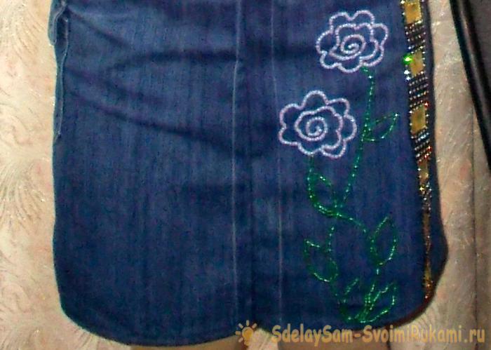 Джинсовая юбка с вышивкой