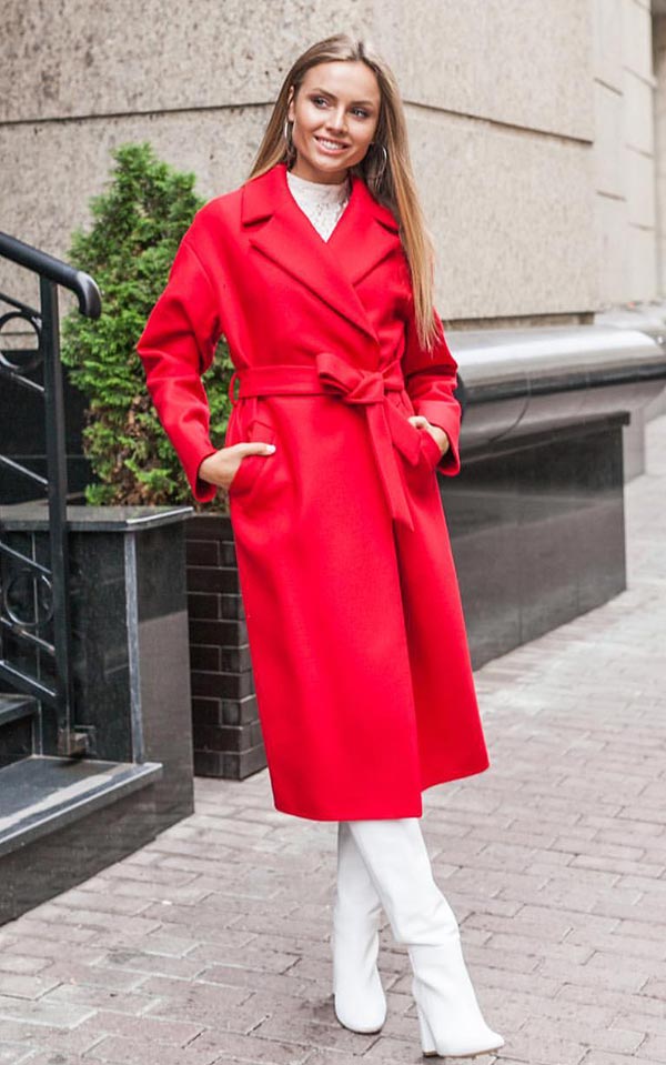 красное пальто с белыми высокими сапогами