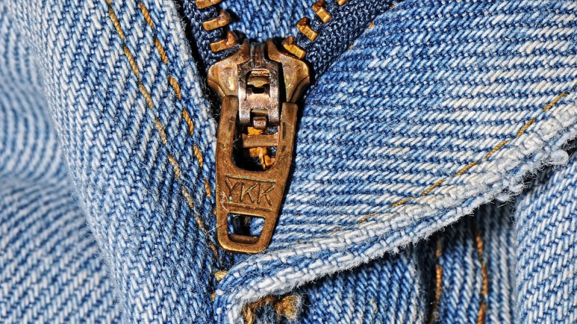 В большинстве случаев брюки такого типа имеют отвороты на щиколотках и лохматые края. Они идеально сочетаются с разнообразными мужскими рубашками и майками.