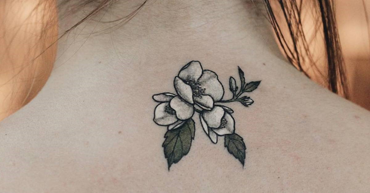 Татуировка жасмина – символ женственности на девичей шее