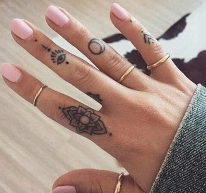 Женские татуировки на пальцах