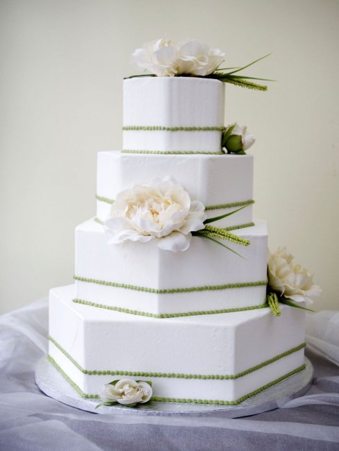 Свадебный торт шестигранной формы