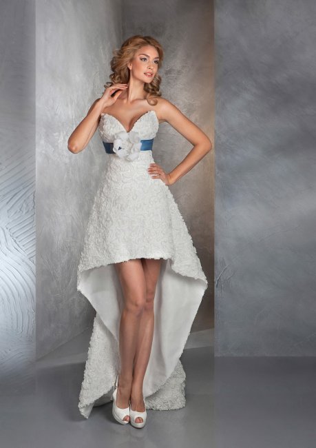 Короткое свадебное платье со шлейфом