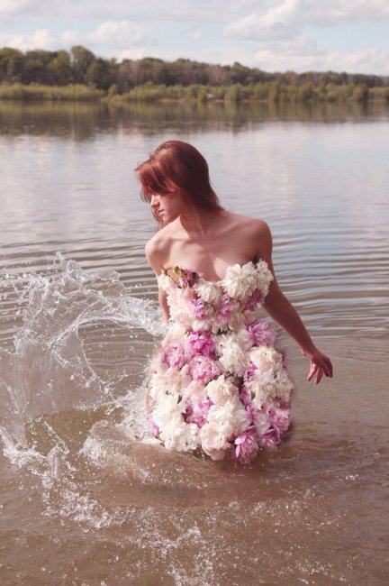 Короткое свадебное платье из живых цветов