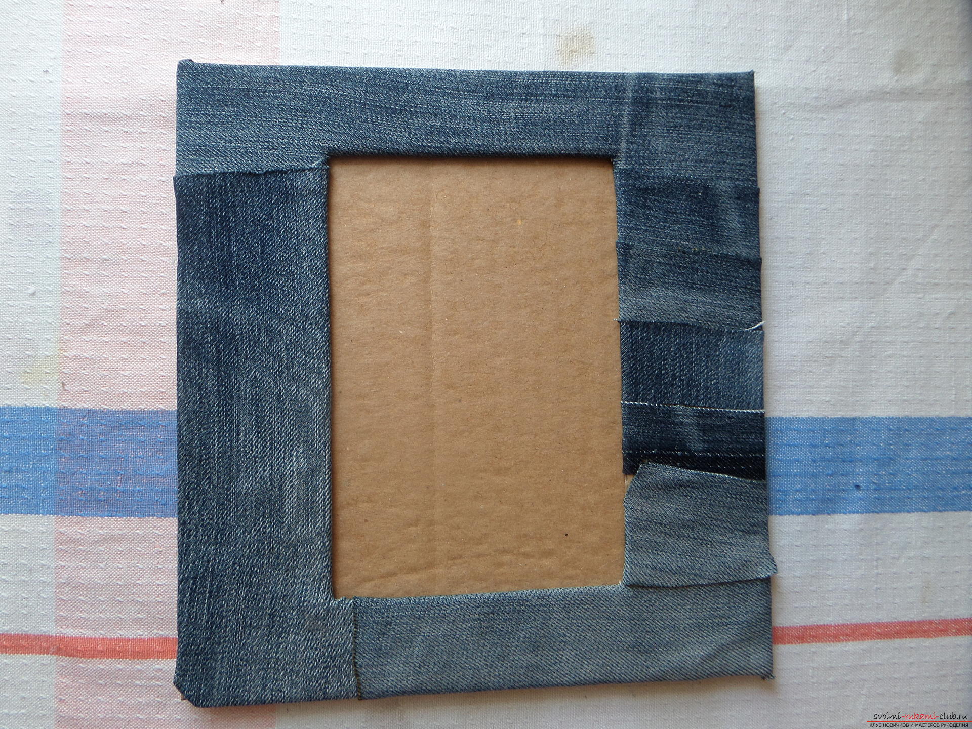 Этот подробный мастер-класс поделки из ткани своими руками научит как сделать фоторамку из джинсы.. Фото №31