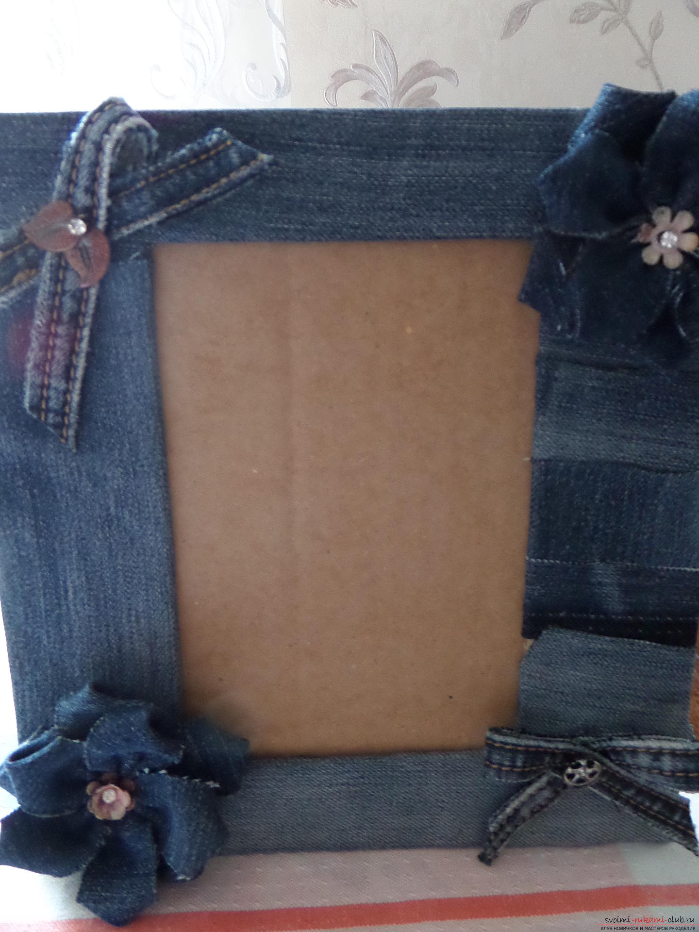Этот подробный мастер-класс поделки из ткани своими руками научит как сделать фоторамку из джинсы.. Фото №1