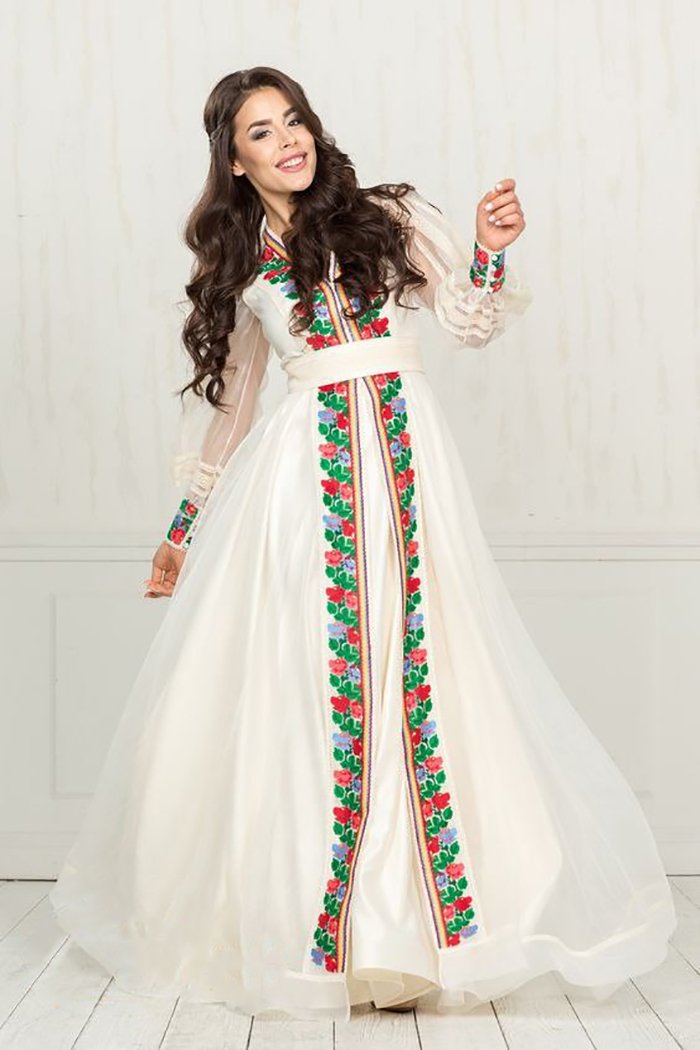 платье с вышивкой в украинском стиле
