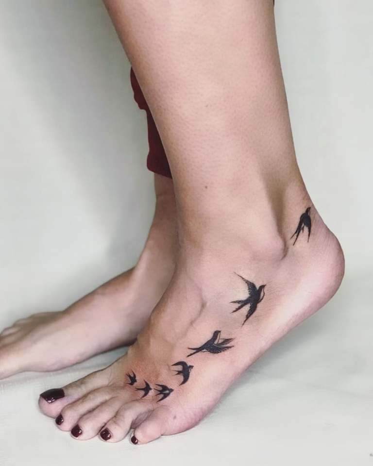 Эскизы тату для девушек маленькие на ногу