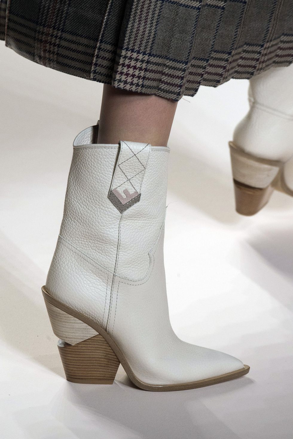 Белые ботинки из осенне-зимней коллекции 2018-2019 Fendi