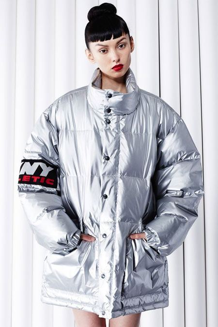Дутая куртка цвета металлик от DKNY