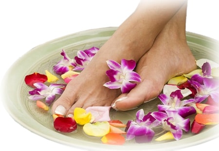 ноги в ванночке с цветами