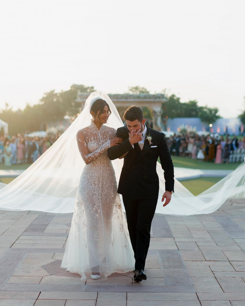 Роскошные наряды и 22-метровая фата: первые фото и видео со свадьбы Приянки Чопры и Ника Джонаса