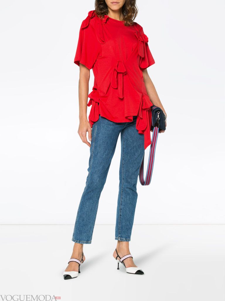 Модные цвета весна лето 2020: красная блузка и синие джинсы