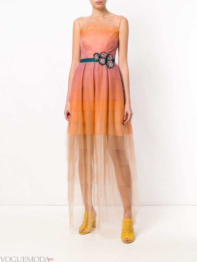 Модные цвета весна лето 2020 года: оранжевое прозрачное платье макси
