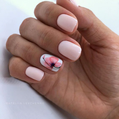 Маникюр с цветами на короткие ногти