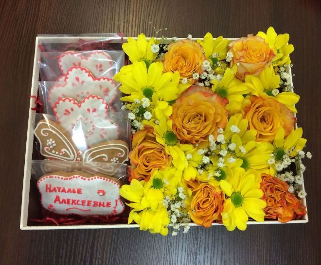 коробка с цветами и сладостями