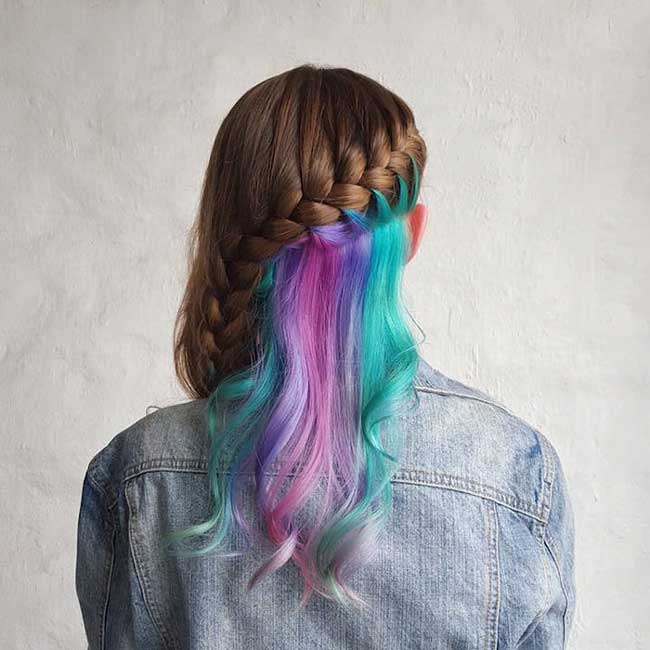 Прическа с окрашиванием скрытая радуга в волосах