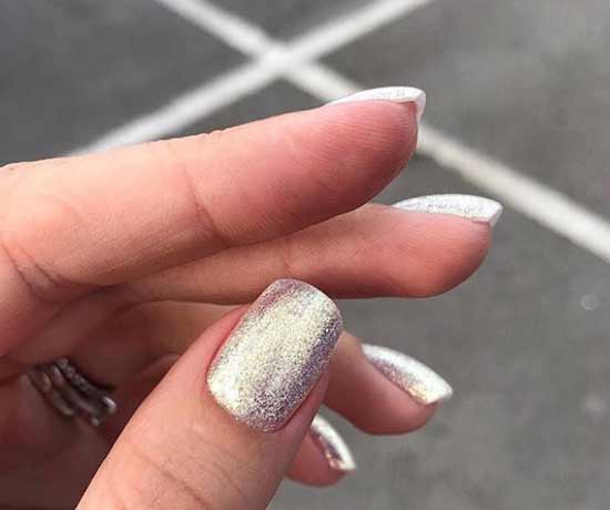 Светлое серебро на коротких ногтях