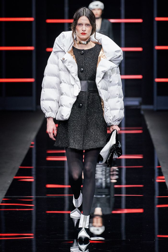 Модный короткий пуховик осень-зима 2019-2020 Emporio Armani