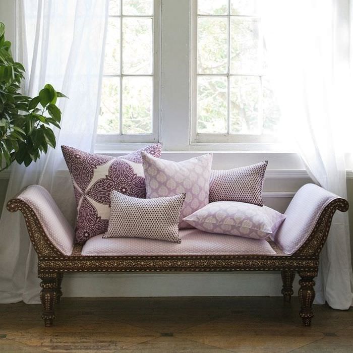 Стильный диванчик лавандового цвета перед окном в гостиной