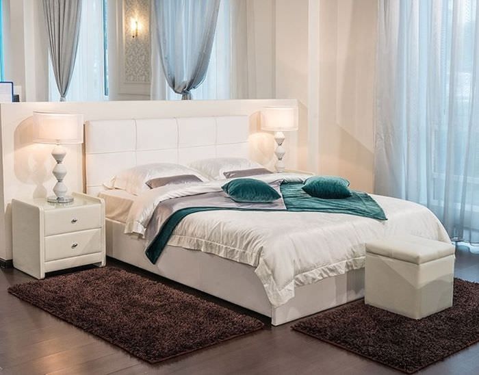 Интерьер спальни в пастельных тонах с белой кроватью