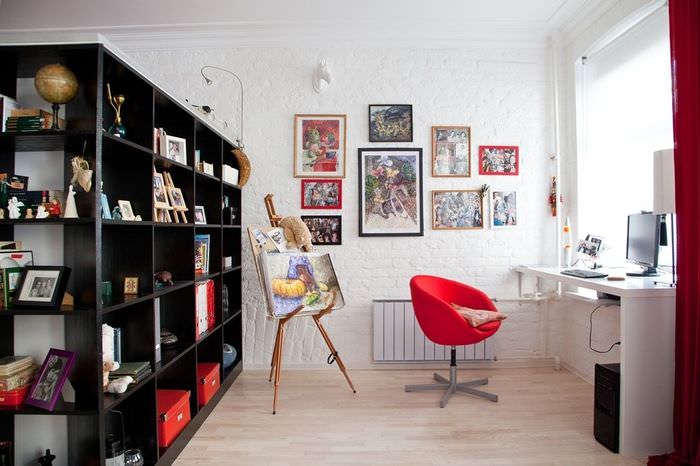 Красный офисный стул в домашнем кабинете