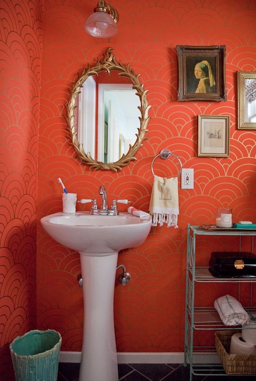 ванная комната кораллового цвета