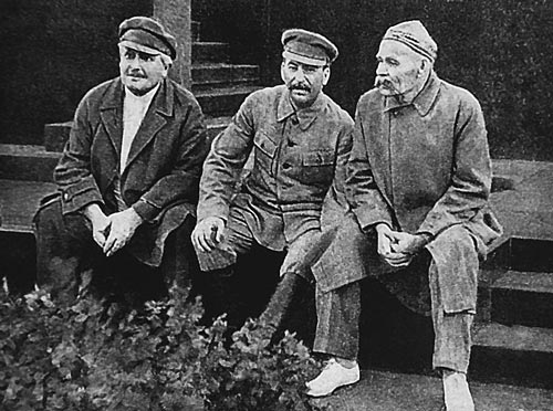 Авель Енукидзе, Иосиф Сталин и Максим Горький. Источник: wikimedia.org