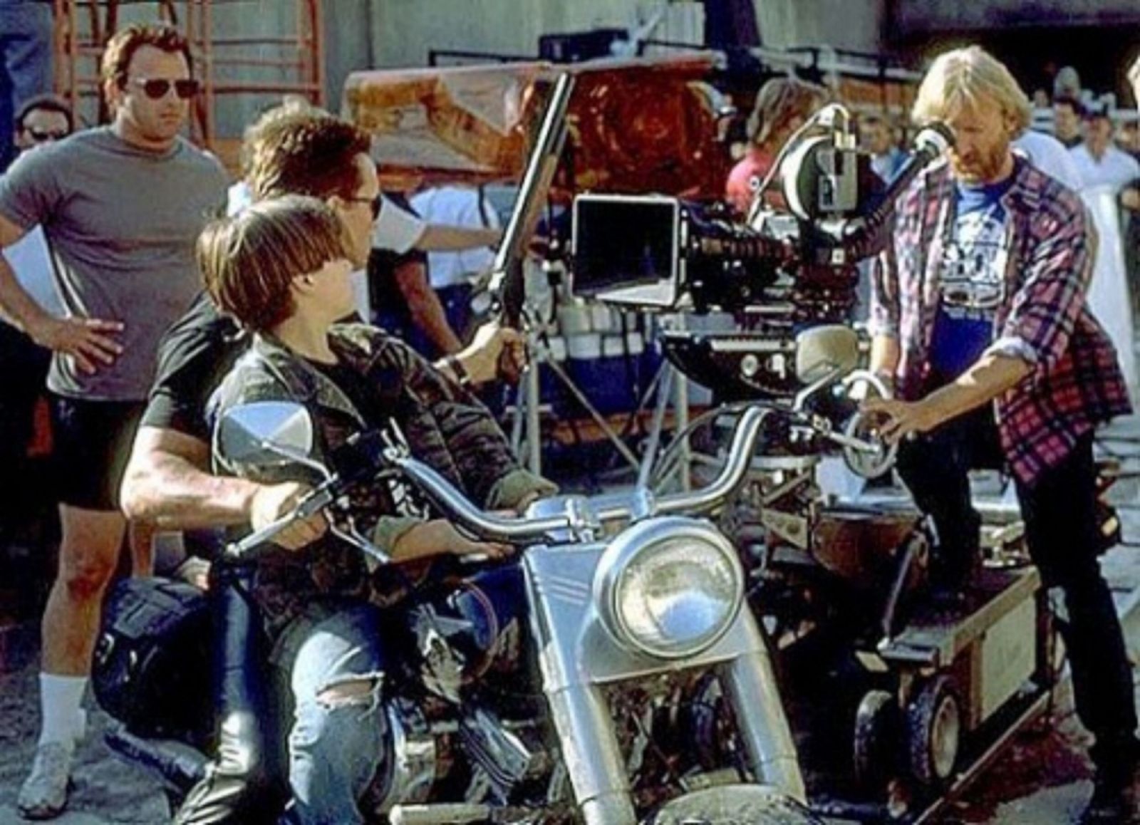 Эдвард Ферлонг, Арнольд Шварценеггер и Джеймс Кэмерон на съемочной площадке фильма "Терминатор 2: Судный день"
