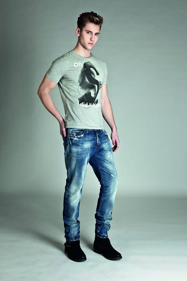 на фото модные мужские джинсы 2020