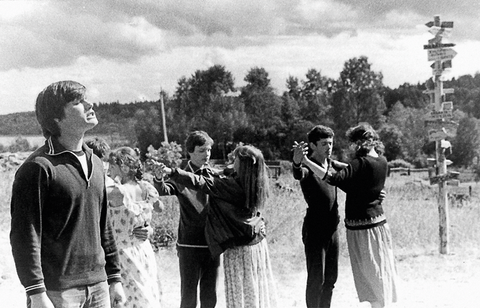 Концерт в тютовском лагере, лето 1983 года. С некоторыми из этих ребят актер дружит до сих пор